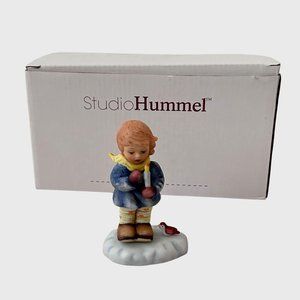 Berta Hummel Goebel Figurine The Glow Of A Candle Box 3" Winter‎ Wonderland 2003